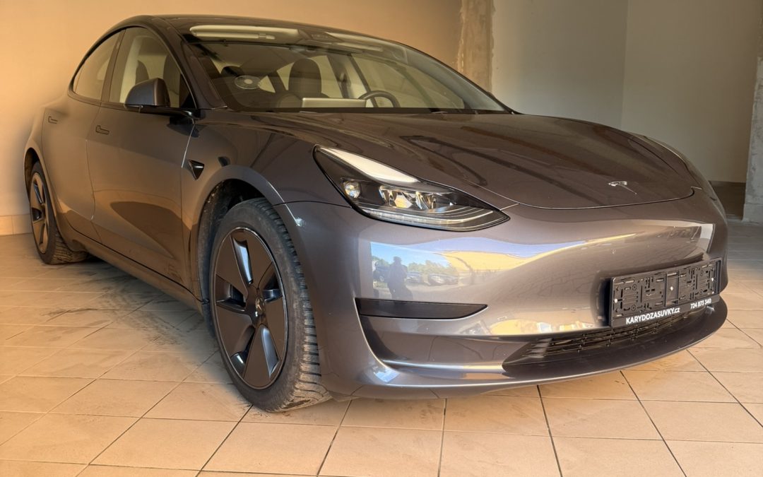 Tesla Model 3 SR+