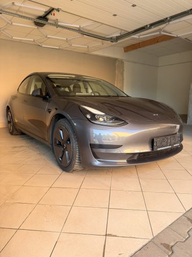 Tesla Model 3 SR+